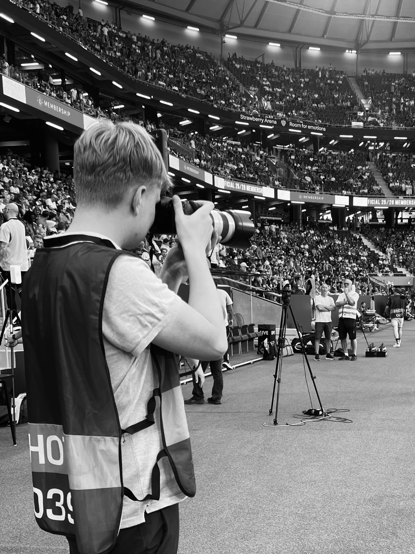 Daniel Jahren med kamera under Manchester United-kamp